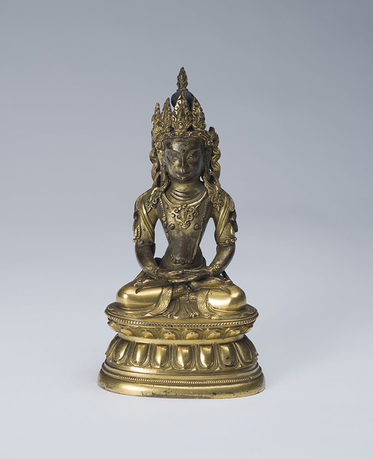 A Tibetan Gilt Bronze Seated Figure of Amitayus, 17th to 18th Century par Tibetan Art