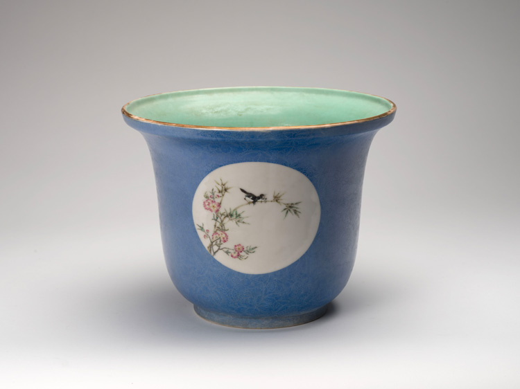 A Blue Ground Famille Rose Planter, Republican Period par  Chinese Art