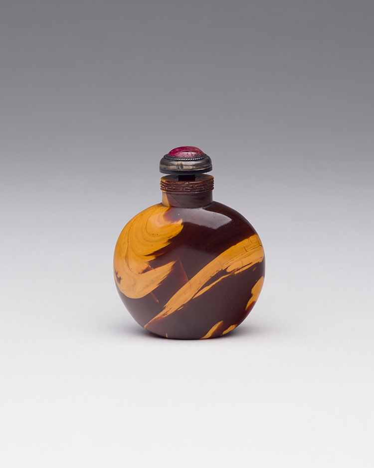 A Chinese Amber Carved Snuff Bottle, 19th Century par  Chinese Art