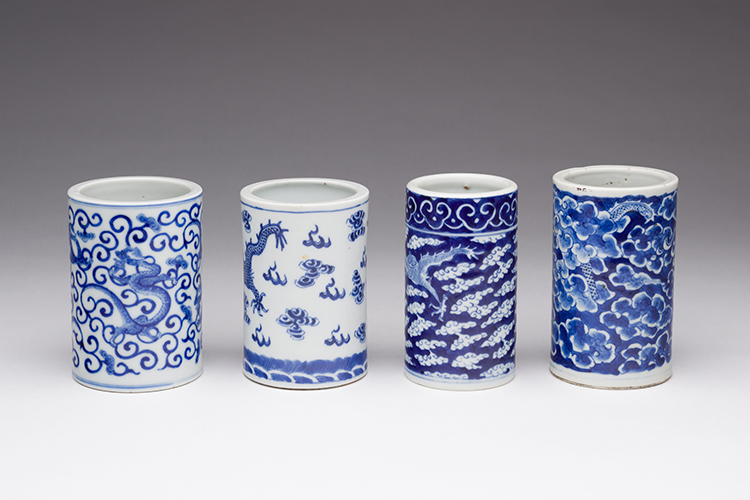 Four Chinese Blue and White 'Dragon' Brushpots, 19th/20th Century par  Chinese Art