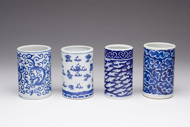 Four Chinese Blue and White 'Dragon' Brushpots, 19th/20th Century par  Chinese Art