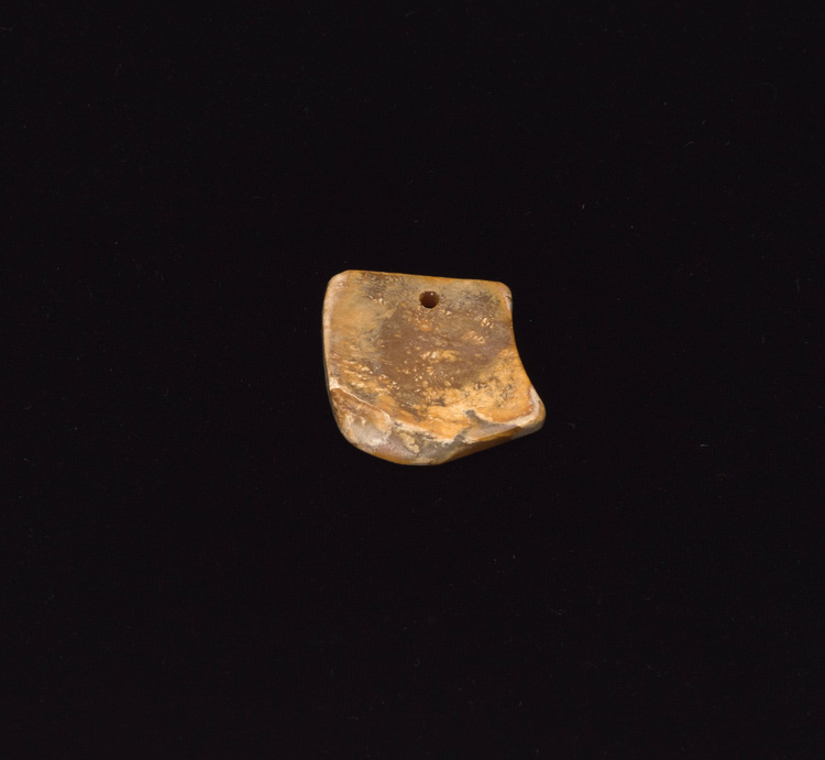 A Chinese Mottled Jade 'Mask' Pendant, Shang to Zhou Dynasty par  Chinese Art