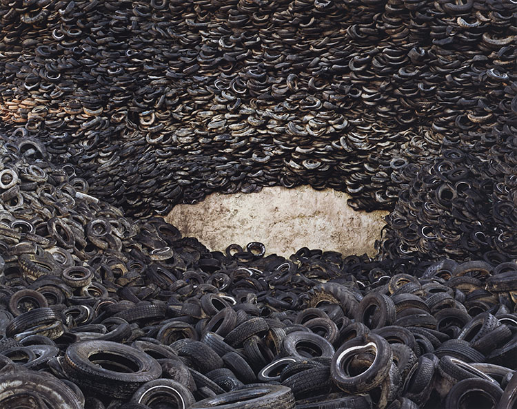 Oxford Tire Pile No. 4, Westley, California, 1999 par Edward Burtynsky