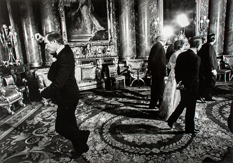 Prime Minister Pierre Trudeau, shown performing his famous pirouette during a May 7, 1977, picture session at Buckingham Palace in London par Doug Ball