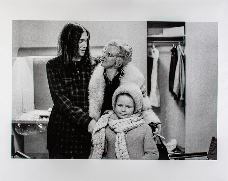Neil Young with step-mother Astrid, and half-sister Astrid, backstage at Massey Hall, January 19, 1971 par Joan Latchford